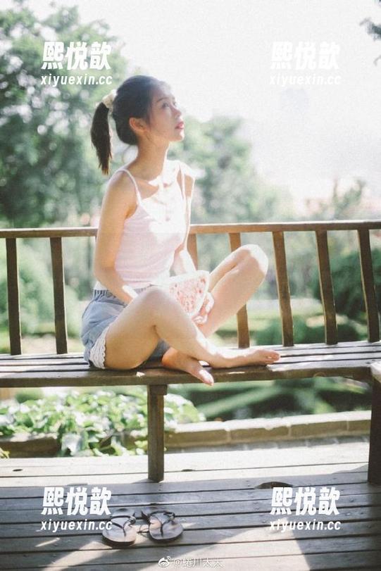 来自Habin夏彬 (하빈)的最新消息！“MissDica–欢乐水花泳池派对”原图更新，享受水世界的派对时刻！